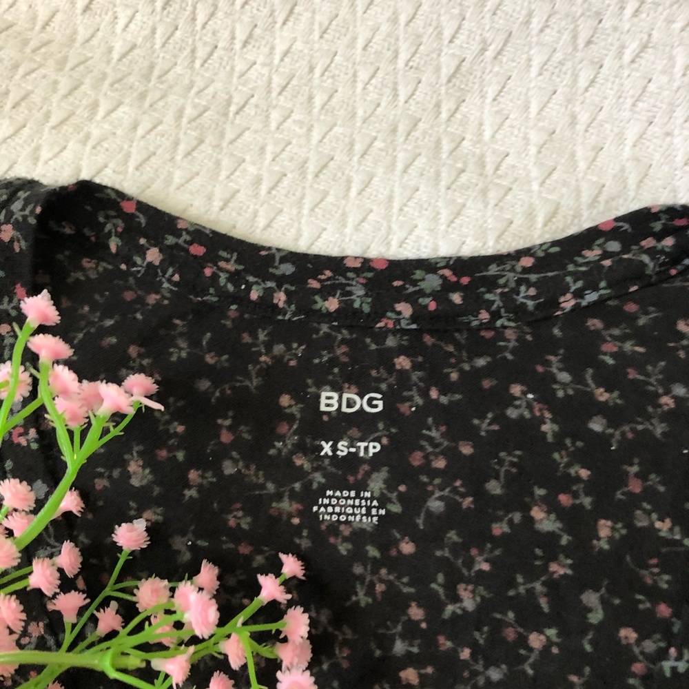 BLACK ROSE BUD TEE 💐 - Picture 3 of 3